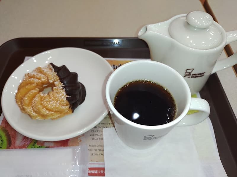 ホットカフェインレスコーヒーとドーナツ画像