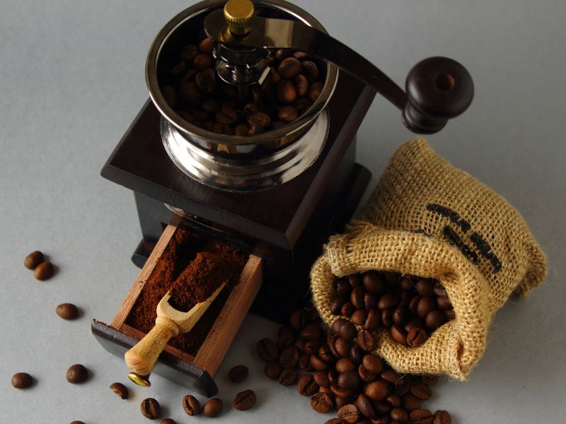 コーヒー豆を挽く画像