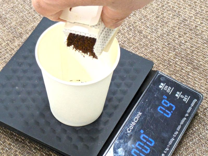 タニタコーヒーカフェインレスモカブレンド　カップに粉を入れる画像